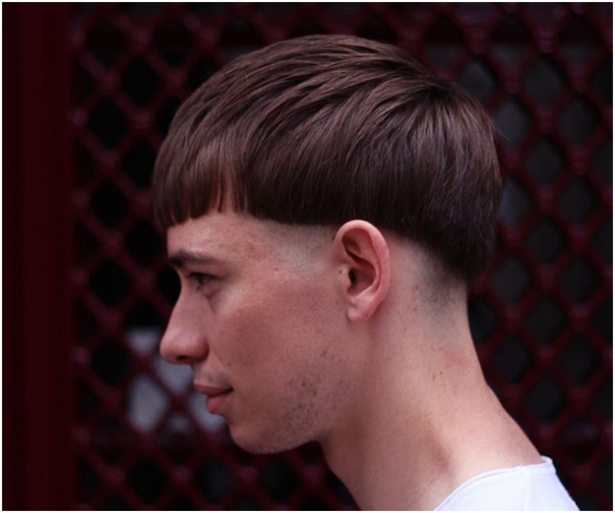 Стрижка под горшок. Bowl Cut мужская. Моргенштерн прическа горшок. Bowl Cut стрижка. Прическа Bowl Cut мужская.